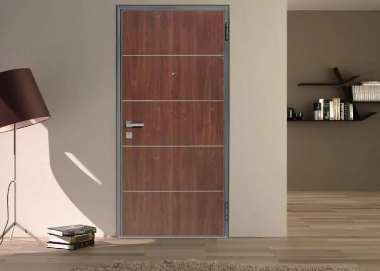 Graute Wohnungseingangstür bei Kemena in Bremen